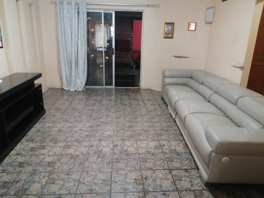 6 Bedroom Property for Sale in Geelhoutpark North West